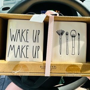 NWT Rae Dunn wake-up makeup brush holder!